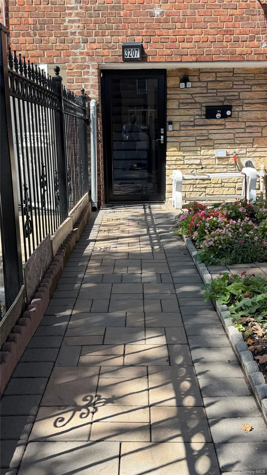3207 Pearsall Avenue Bronx, NY 10469