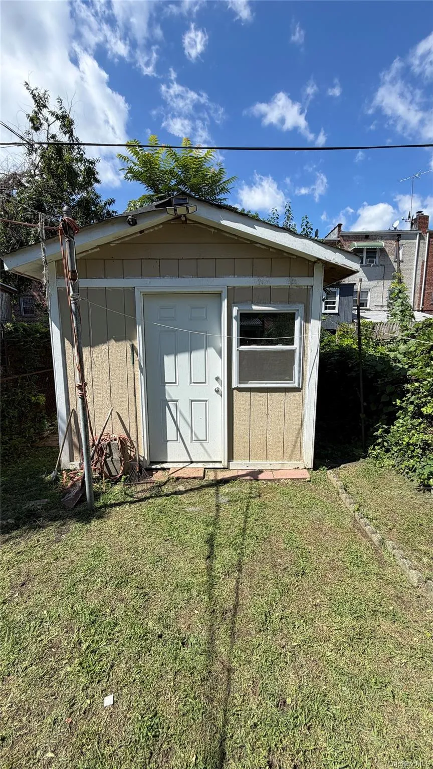 3207 Pearsall Avenue Bronx, NY 10469