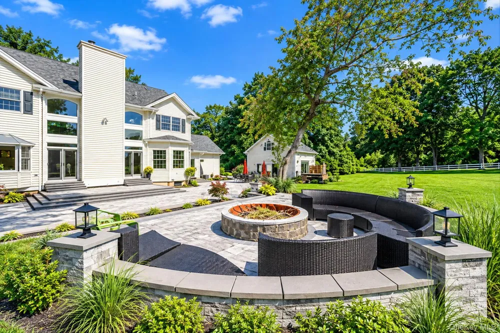 4 Holly Lane Nissequogue, NY 11780
