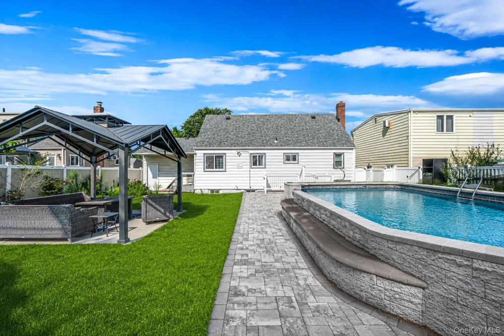 1030 Fulton Avenue Lindenhurst, NY 11757