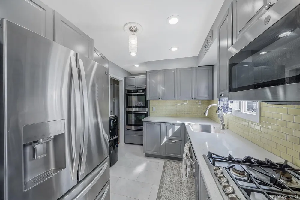 1030 Fulton Avenue Lindenhurst, NY 11757