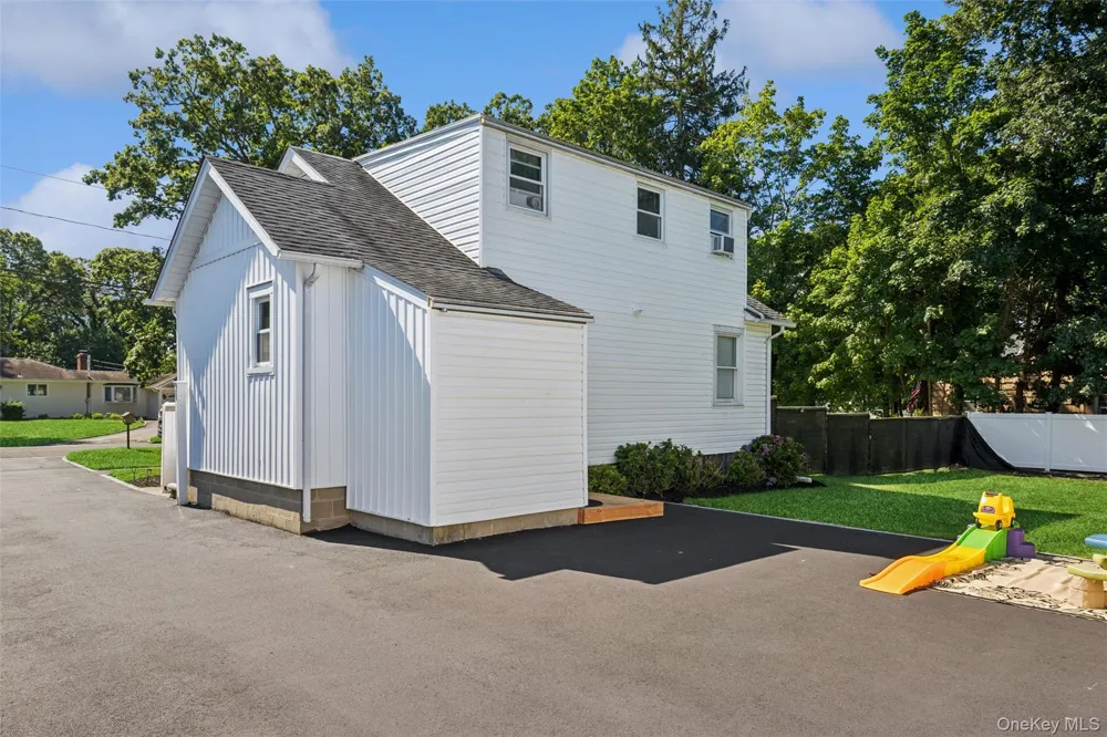 22 South Avenue Smithtown, NY 11787