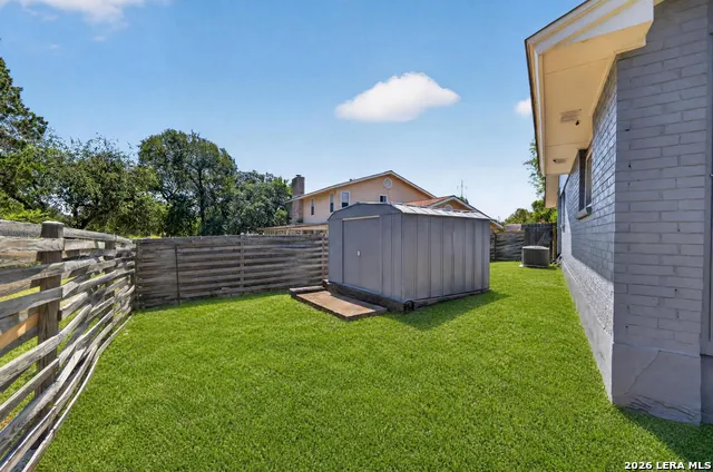 111 LAURAL LN Universal City, TX 78148