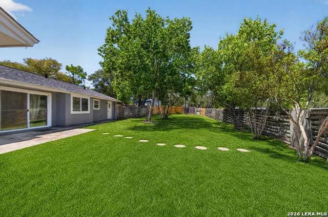 111 LAURAL LN Universal City, TX 78148
