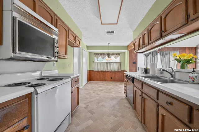 111 LAURAL LN Universal City, TX 78148