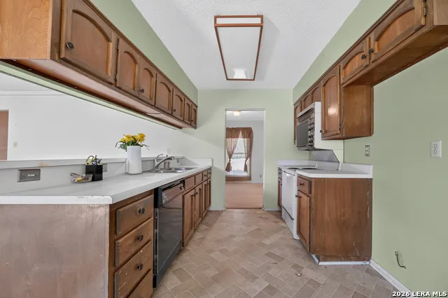 111 LAURAL LN Universal City, TX 78148