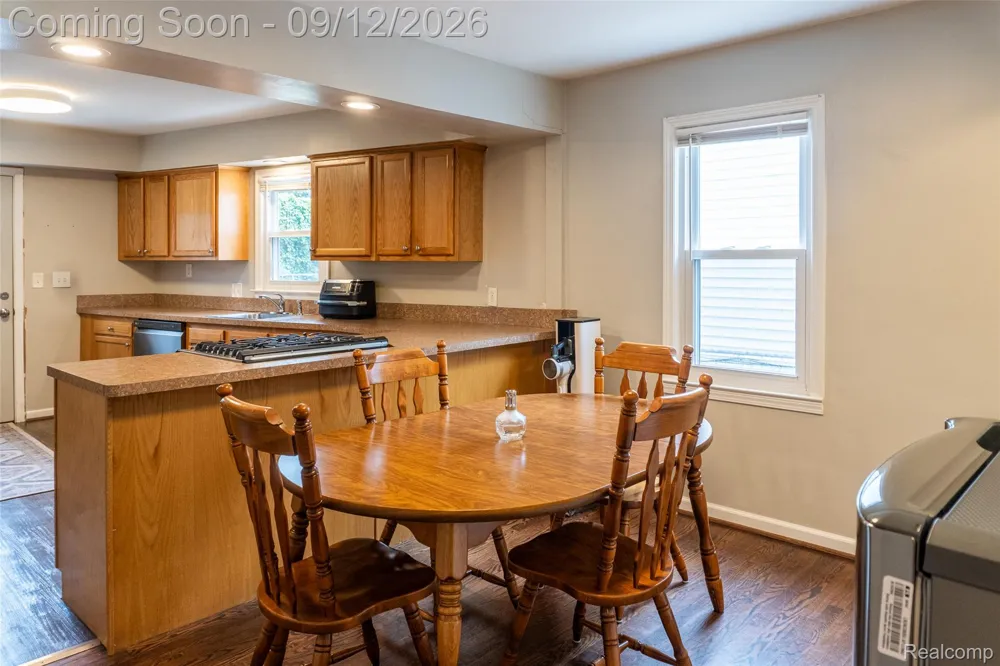 637 E Coy Avenue Hazel Park City, MI 48030
