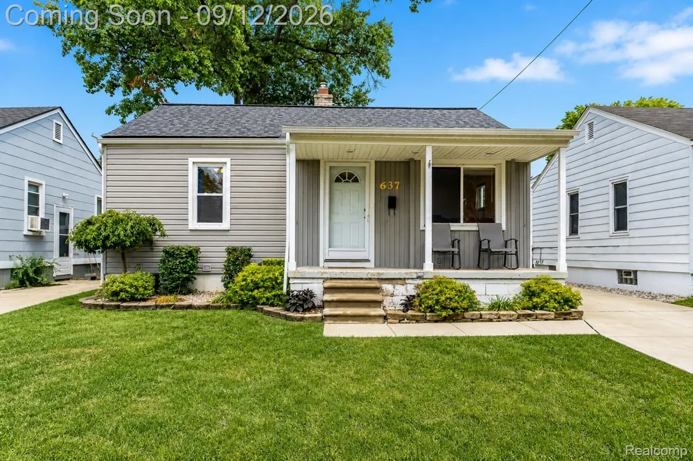 637 E Coy Avenue Hazel Park City, MI 48030