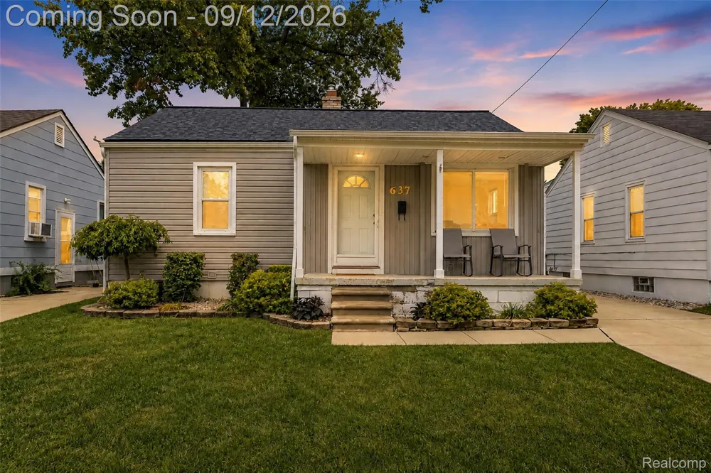 637 E Coy Avenue Hazel Park City, MI 48030
