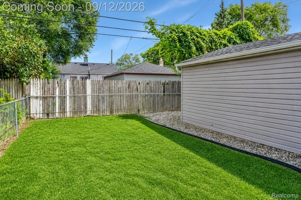 637 E Coy Avenue Hazel Park City, MI 48030