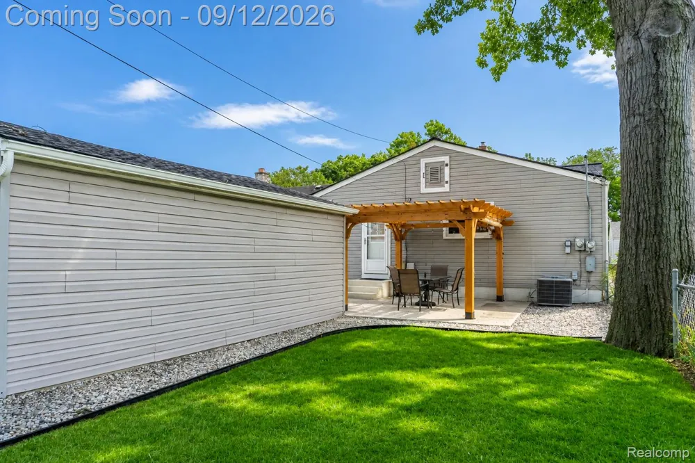 637 E Coy Avenue Hazel Park City, MI 48030