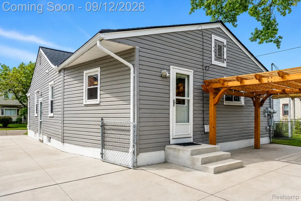 637 E Coy Avenue Hazel Park City, MI 48030