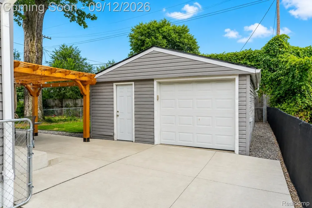 637 E Coy Avenue Hazel Park City, MI 48030
