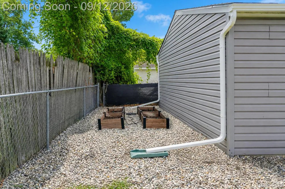 637 E Coy Avenue Hazel Park City, MI 48030