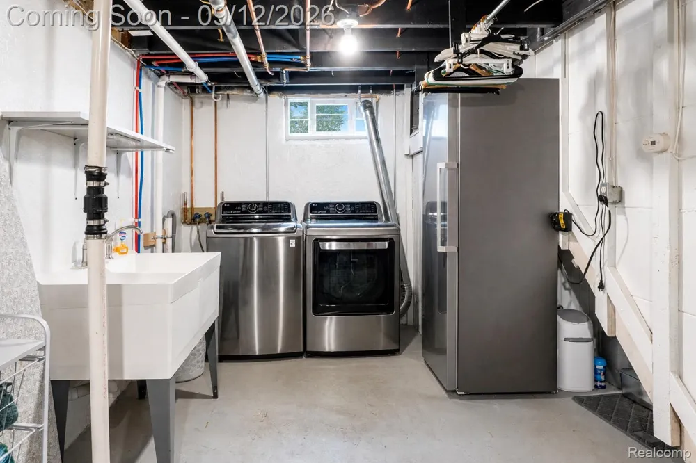 637 E Coy Avenue Hazel Park City, MI 48030