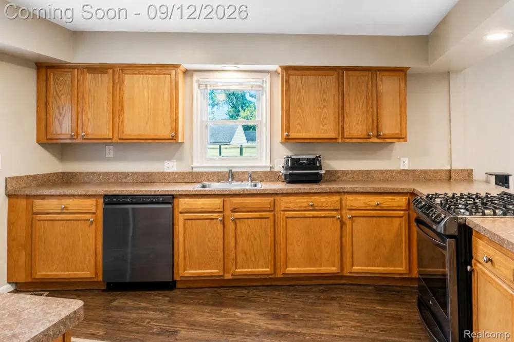 637 E Coy Avenue Hazel Park City, MI 48030
