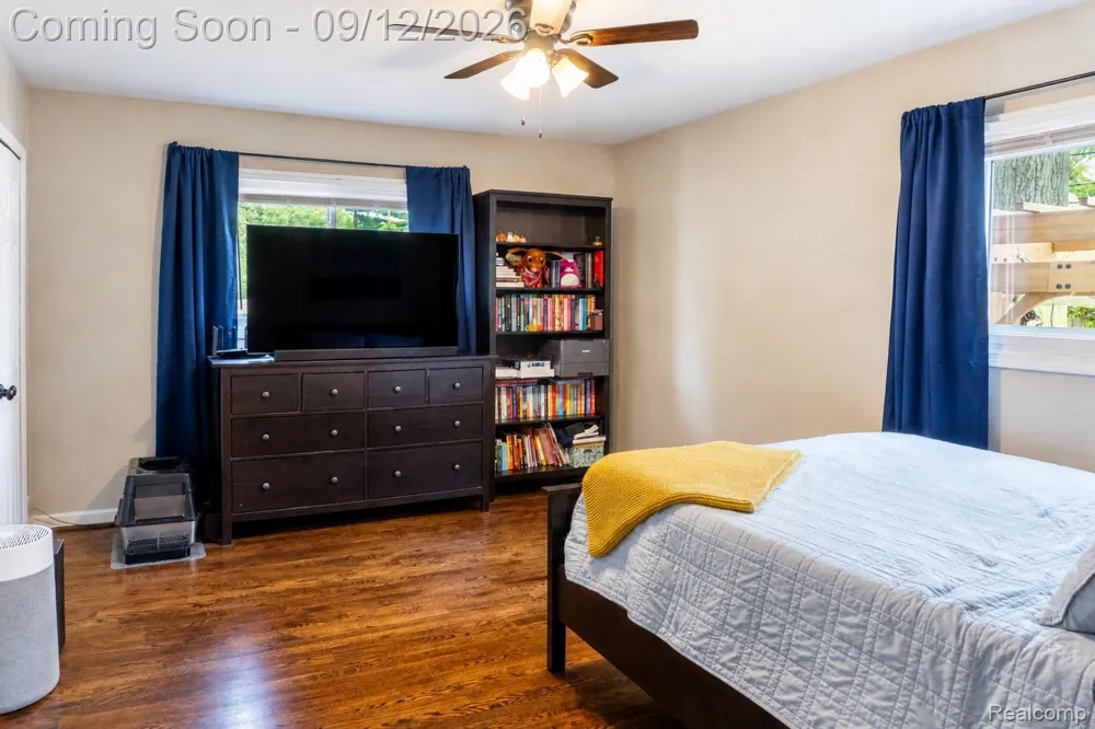 637 E Coy Avenue Hazel Park City, MI 48030