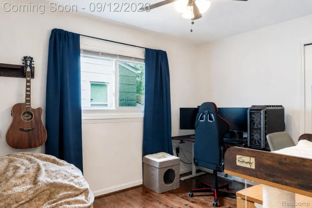 637 E Coy Avenue Hazel Park City, MI 48030