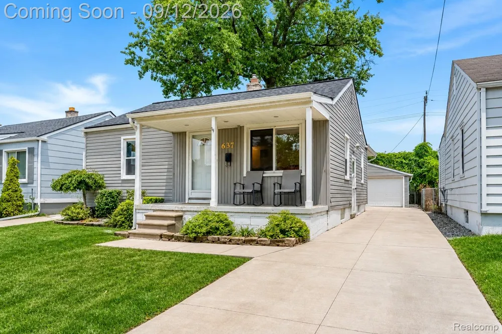 637 E Coy Avenue Hazel Park City, MI 48030