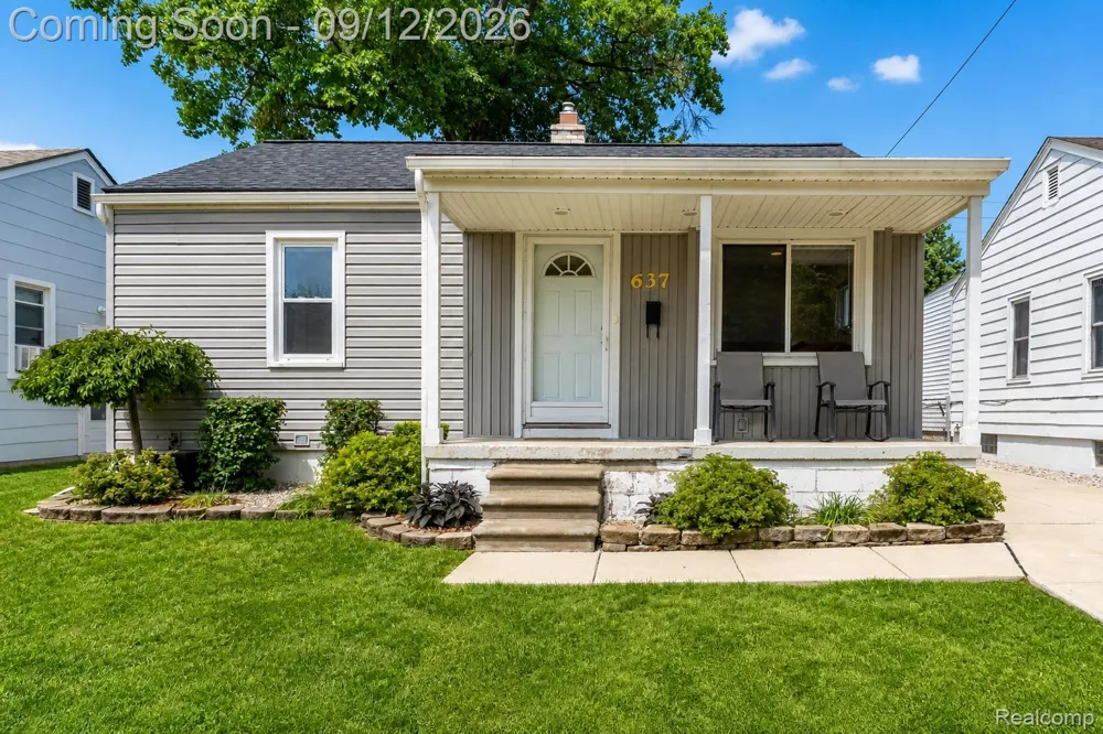 637 E Coy Avenue Hazel Park City, MI 48030