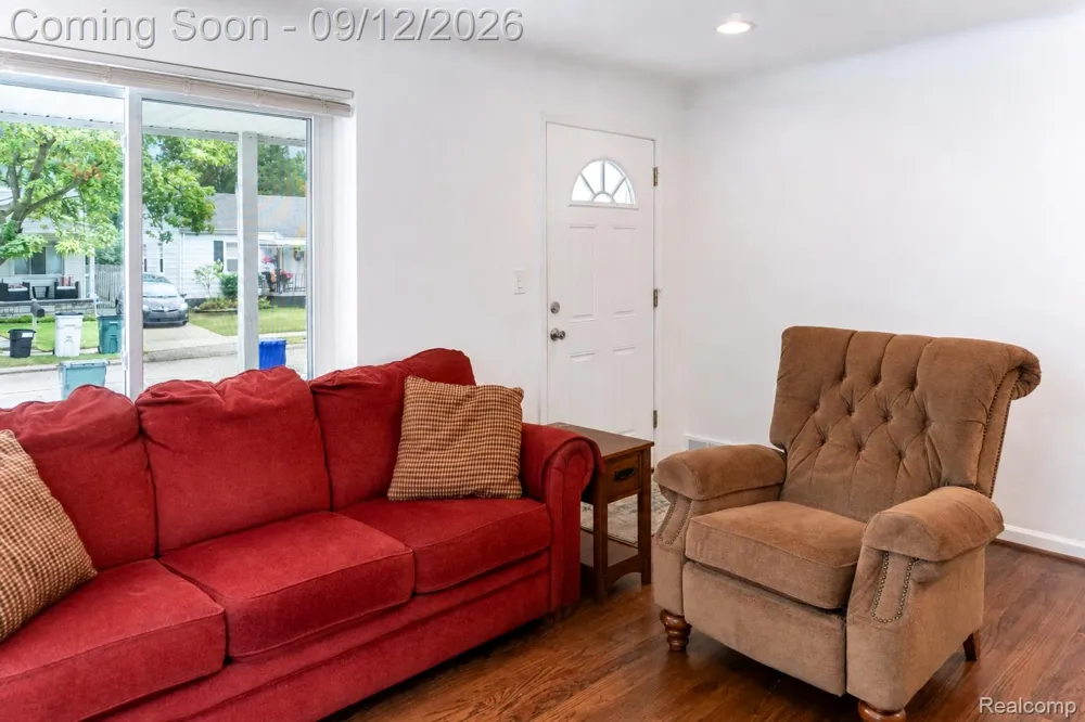 637 E Coy Avenue Hazel Park City, MI 48030