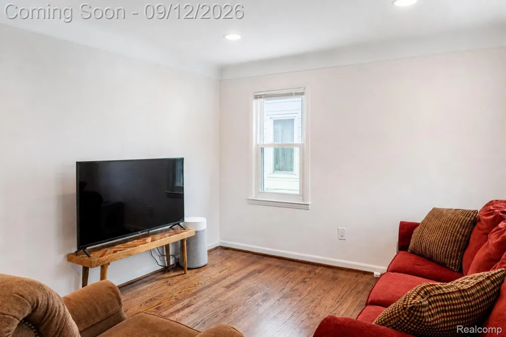637 E Coy Avenue Hazel Park City, MI 48030