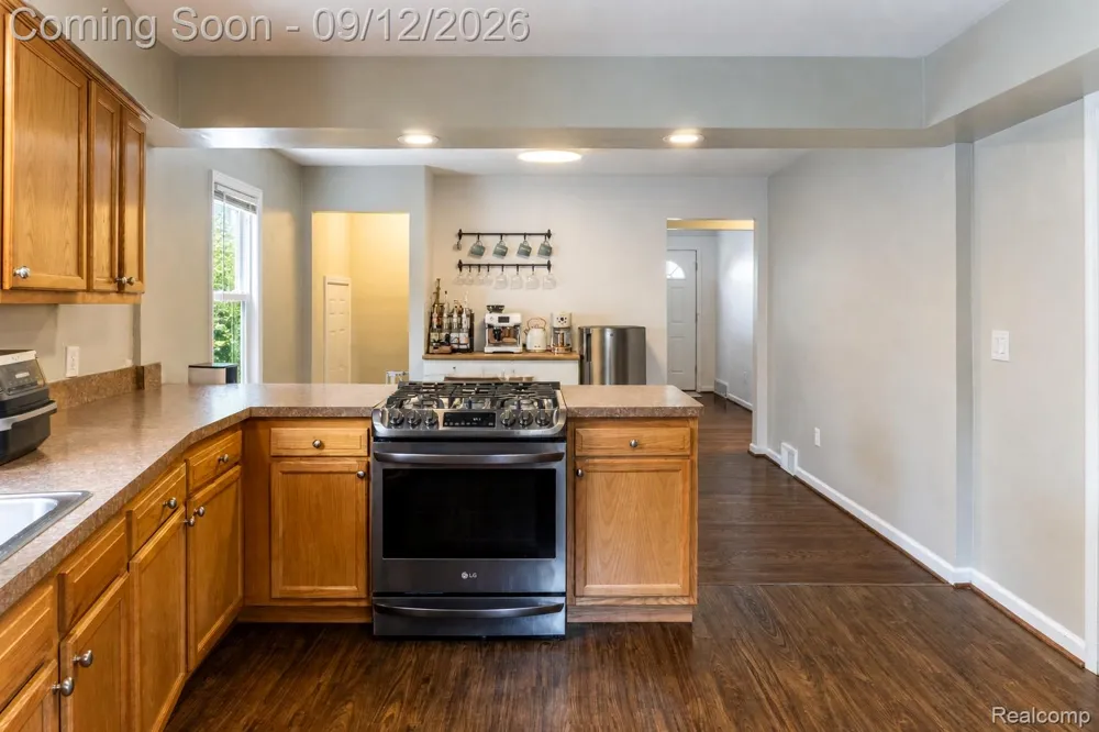 637 E Coy Avenue Hazel Park City, MI 48030
