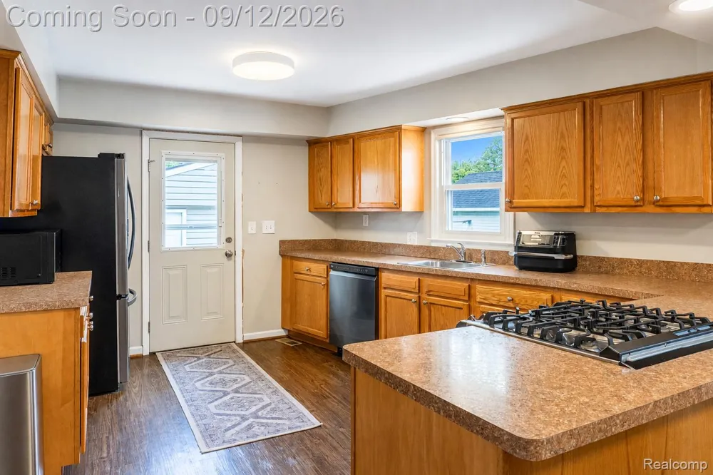 637 E Coy Avenue Hazel Park City, MI 48030