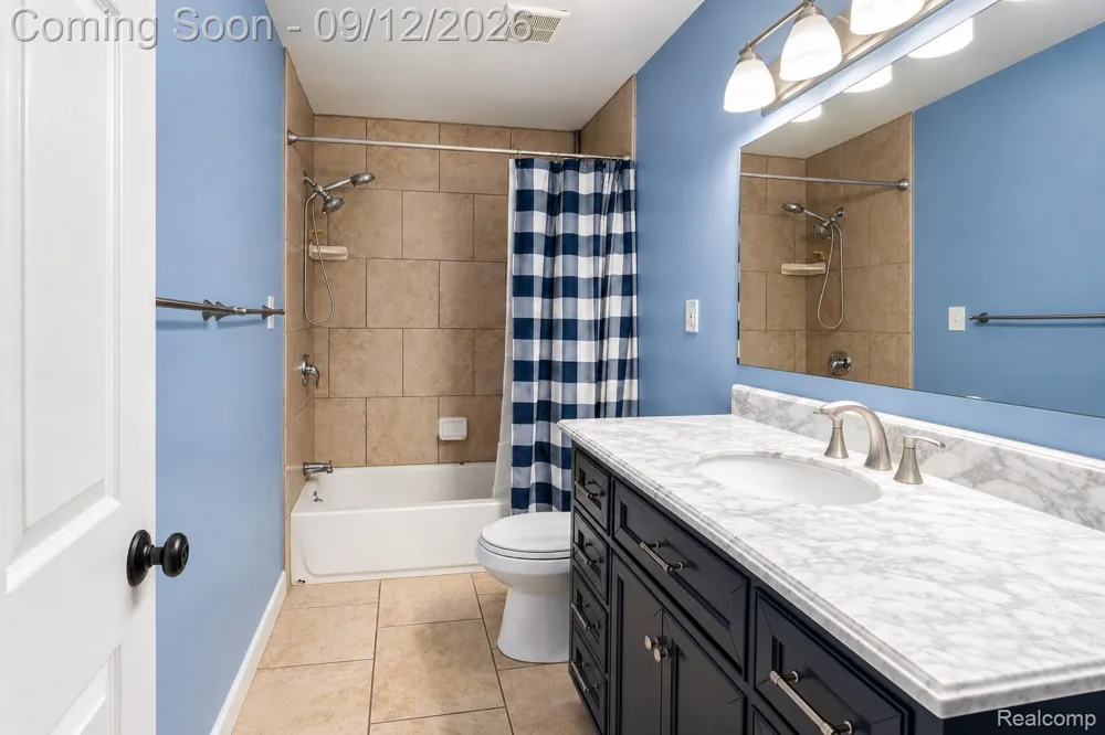637 E Coy Avenue Hazel Park City, MI 48030