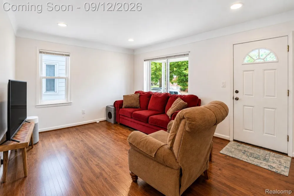 637 E Coy Avenue Hazel Park City, MI 48030