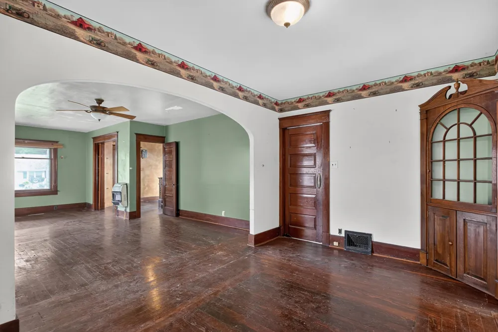 18 Armstrong Street Hillsdale, MI 49242
