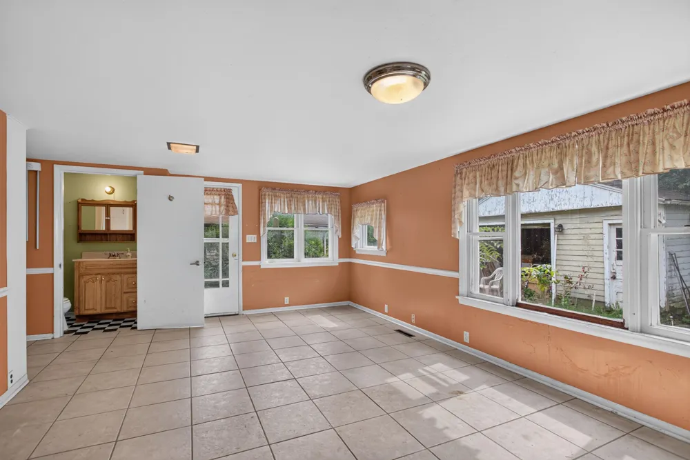 18 Armstrong Street Hillsdale, MI 49242