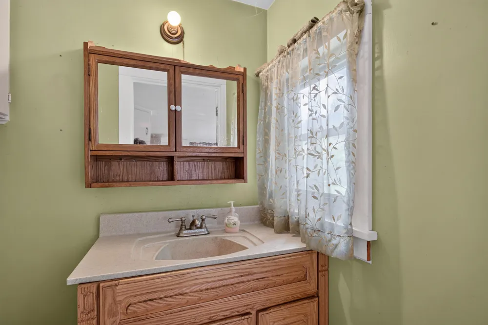 18 Armstrong Street Hillsdale, MI 49242