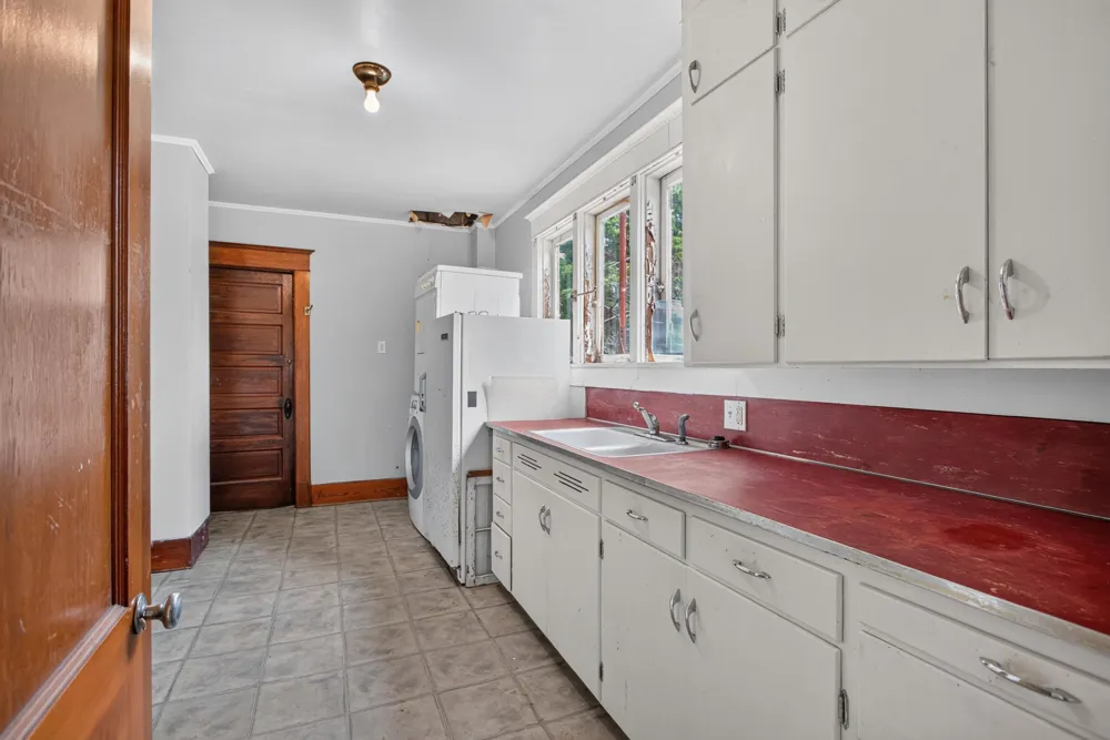 18 Armstrong Street Hillsdale, MI 49242