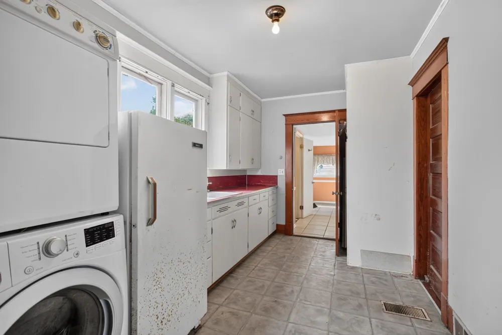 18 Armstrong Street Hillsdale, MI 49242
