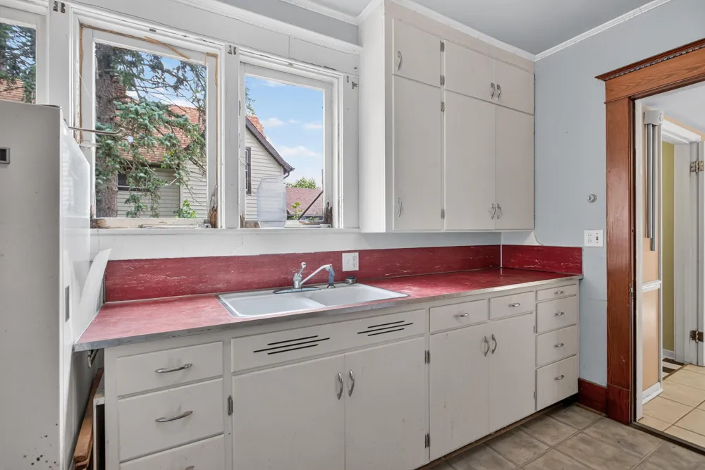 18 Armstrong Street Hillsdale, MI 49242