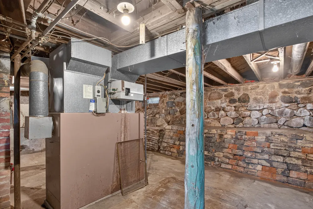 18 Armstrong Street Hillsdale, MI 49242