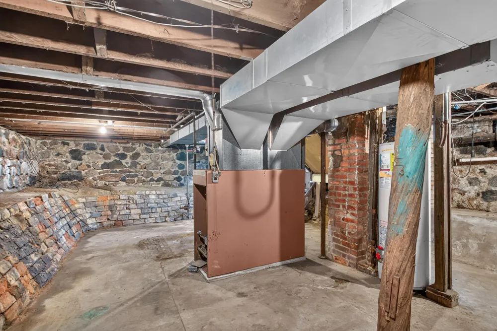 18 Armstrong Street Hillsdale, MI 49242