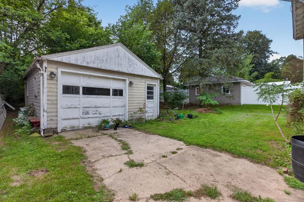 18 Armstrong Street Hillsdale, MI 49242