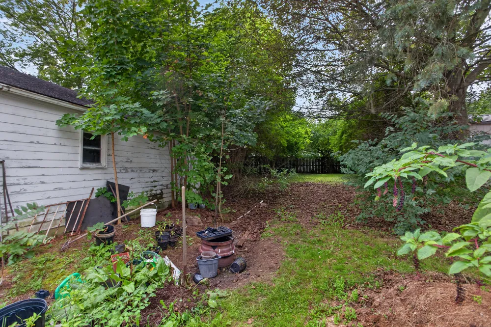 18 Armstrong Street Hillsdale, MI 49242