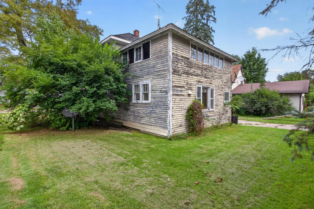 18 Armstrong Street Hillsdale, MI 49242