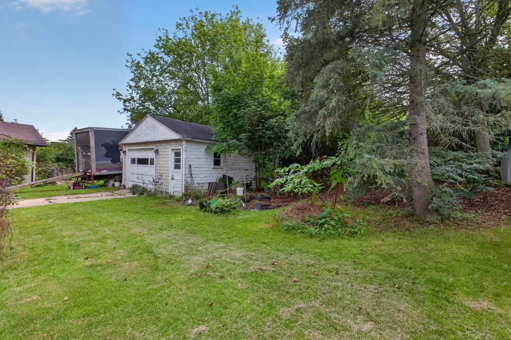 18 Armstrong Street Hillsdale, MI 49242