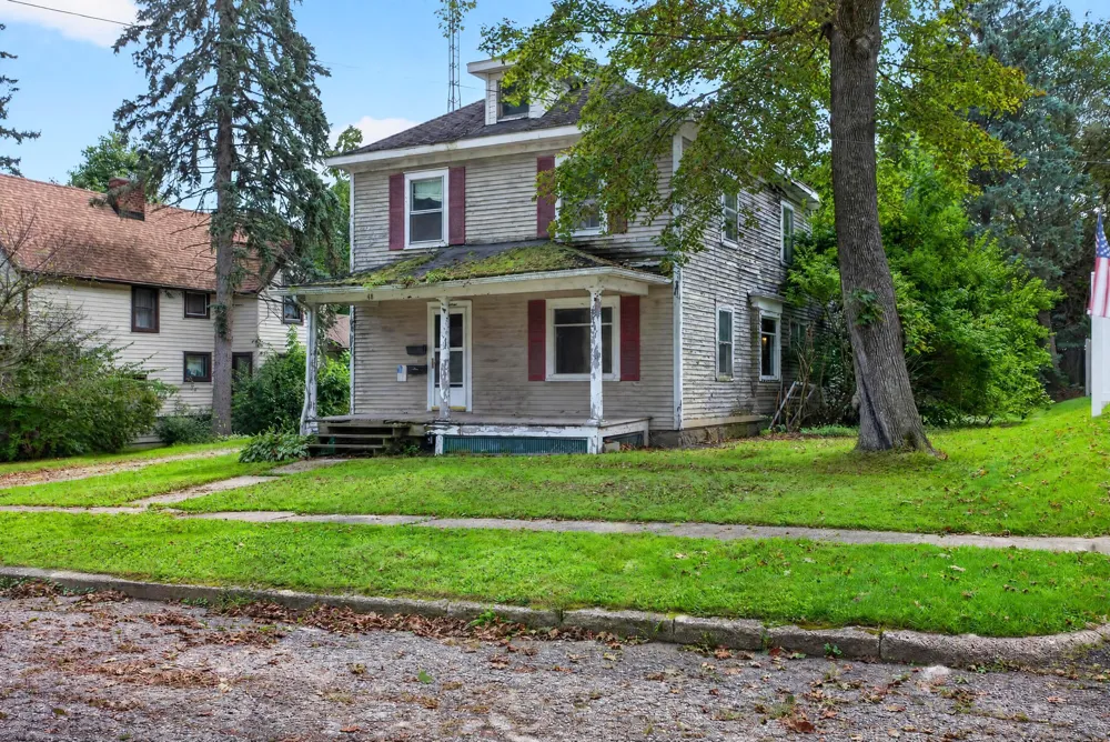 18 Armstrong Street Hillsdale, MI 49242