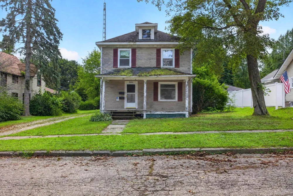18 Armstrong Street Hillsdale, MI 49242