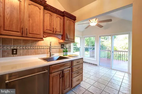 1224 SIMMONS DRIVE