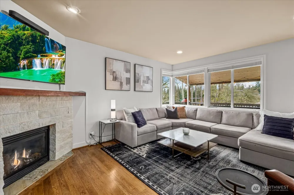 215 Ilwaco Place SE Renton, WA 98059