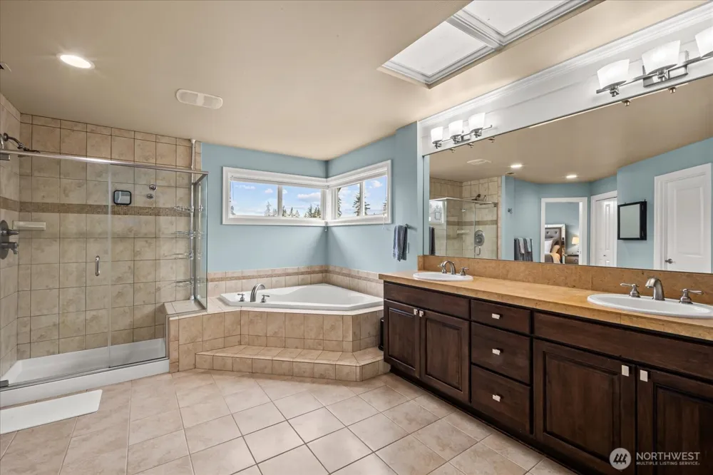 215 Ilwaco Place SE Renton, WA 98059