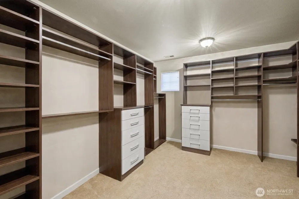 215 Ilwaco Place SE Renton, WA 98059