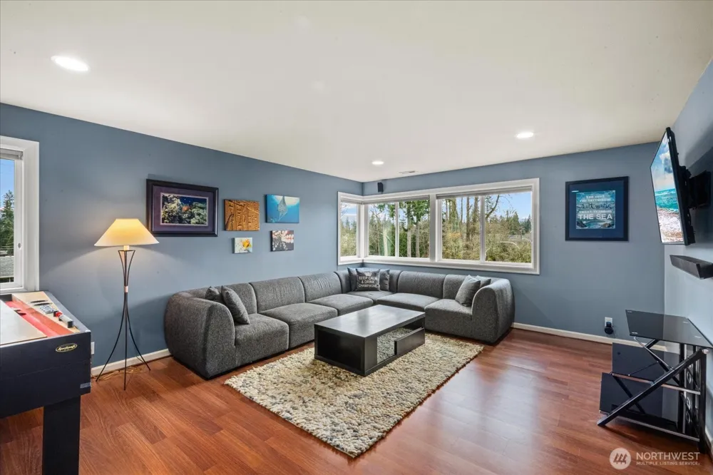 215 Ilwaco Place SE Renton, WA 98059