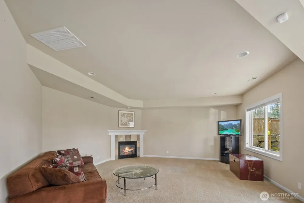 215 Ilwaco Place SE Renton, WA 98059